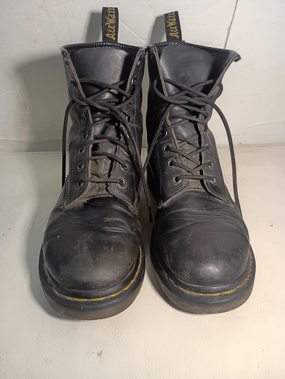 WOMEN'S Classic Dr. Martens 11821 8-eye Black Boot Size 9